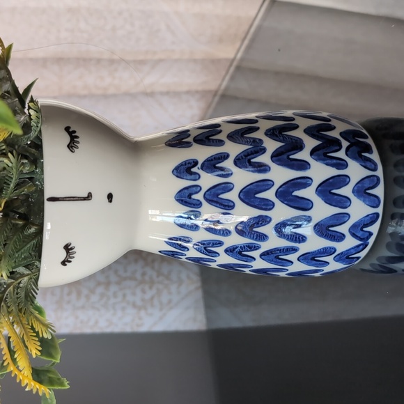 Ceramic vase with faux flowers - Picture 2 of 3